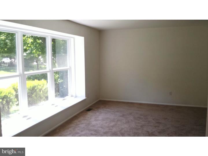 172 Forge Road Delran, NJ 08075 - Photo 8 of 23 Living Room