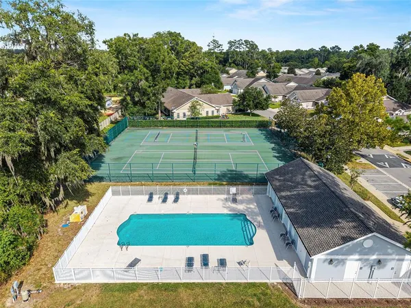 a view of a back yard