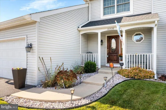 a view of a house with backyard