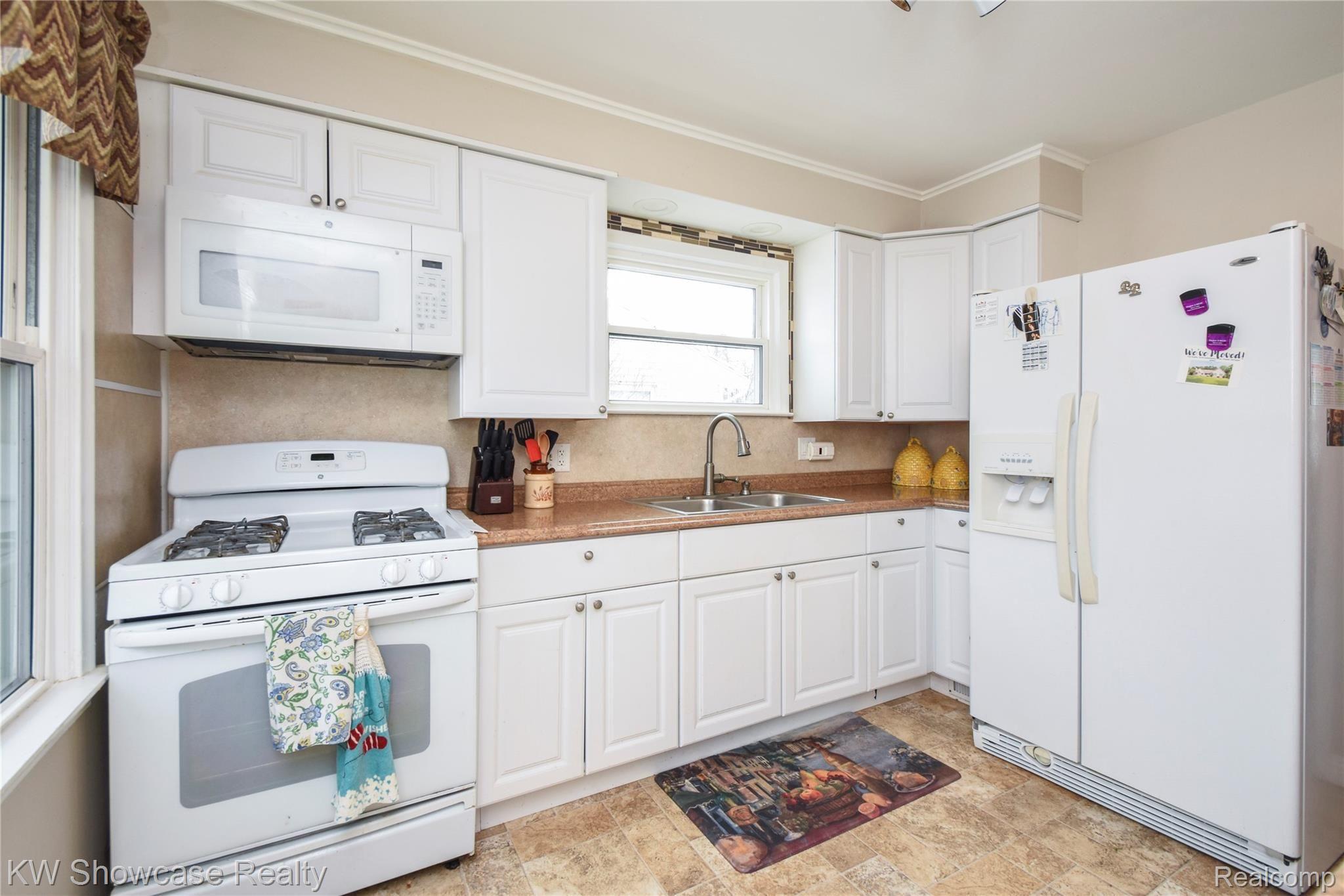 519 Byron Road Howell, MI 48843 - Photo 9 of 38 006-photo-kitchen-8047789.jpg