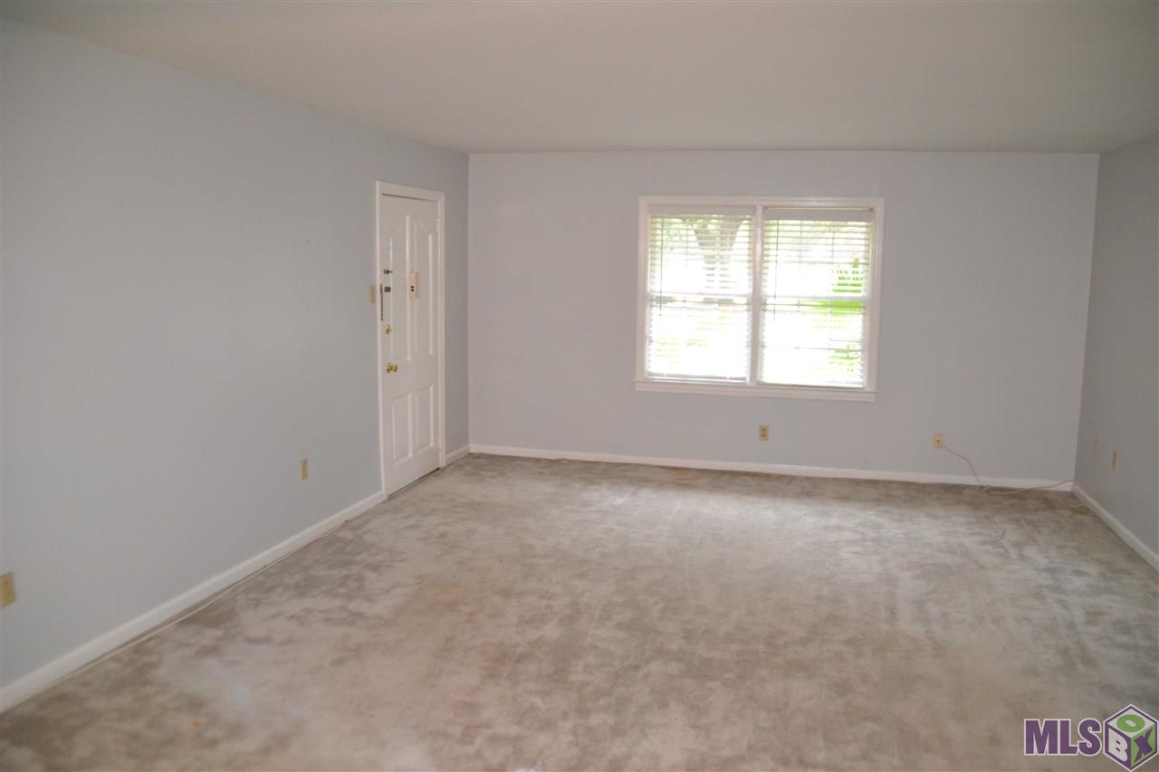 4900 Claycut Road, Unit 6 Baton Rouge, LA 70806 - Photo 5 of 10 Living Room