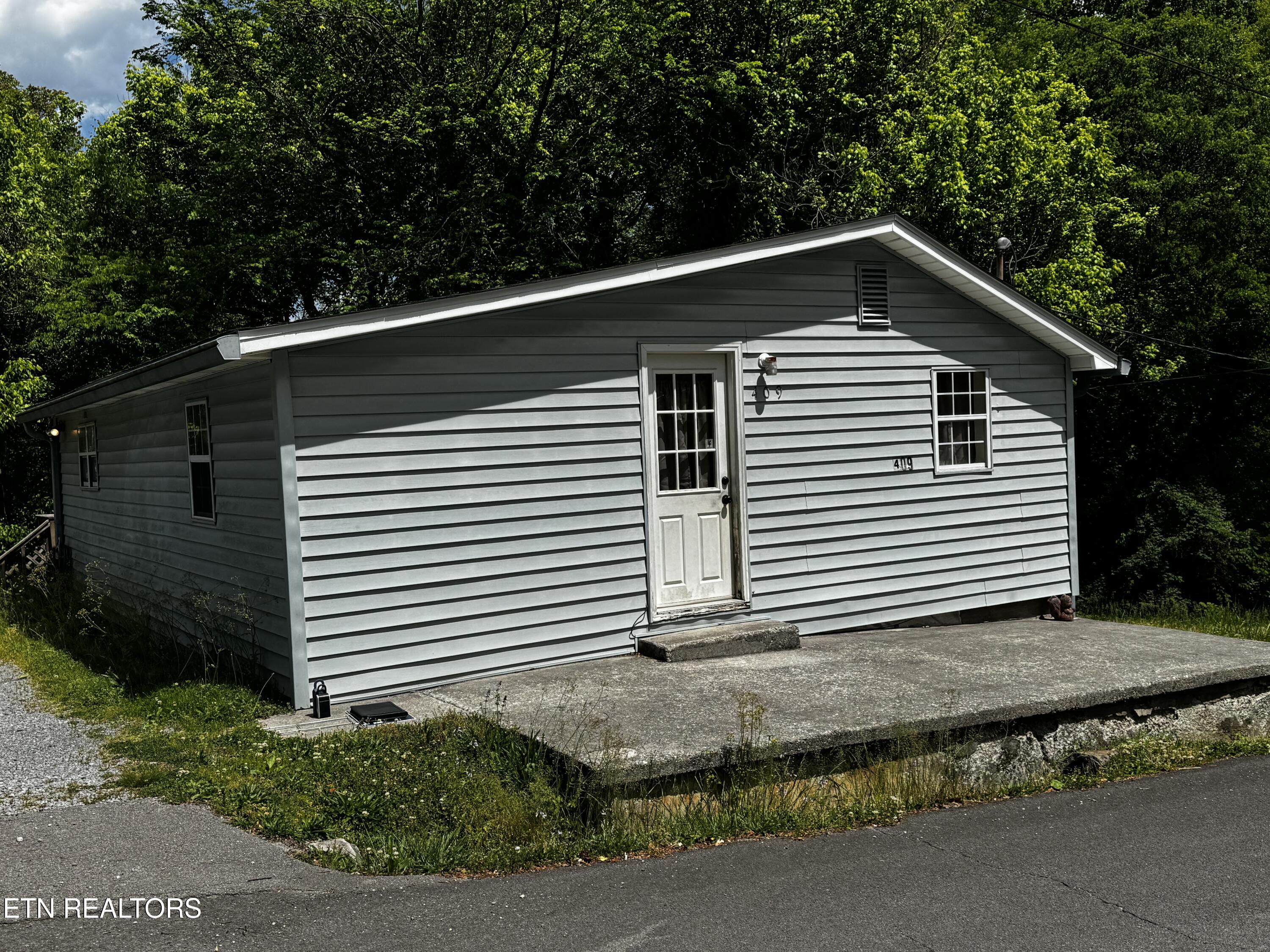 409 Jarnigan Street Clinton, TN 37716 - Photo 2 of 14 IMG_2968