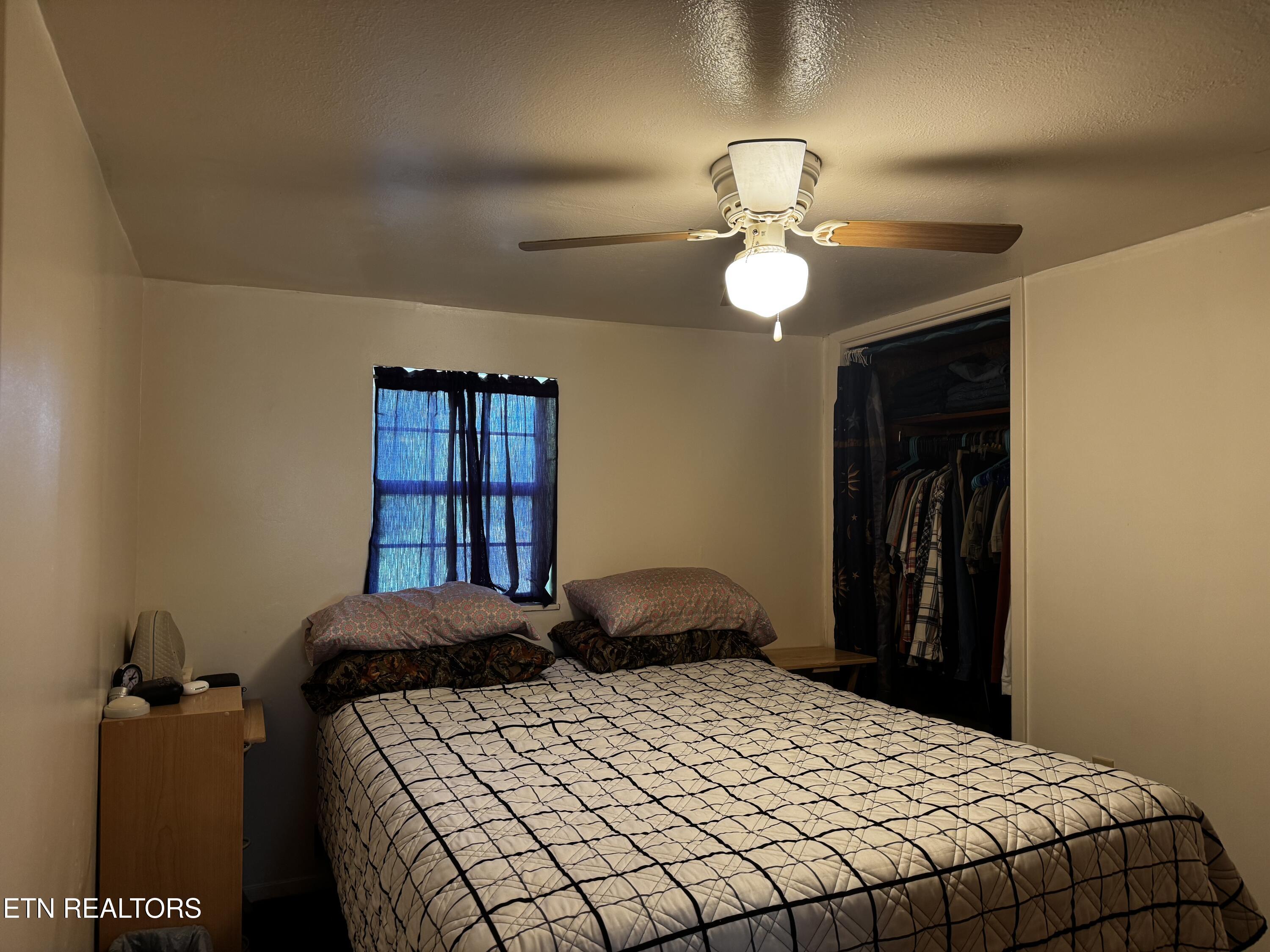 409 Jarnigan Street Clinton, TN 37716 - Photo 3 of 14 IMG_2985