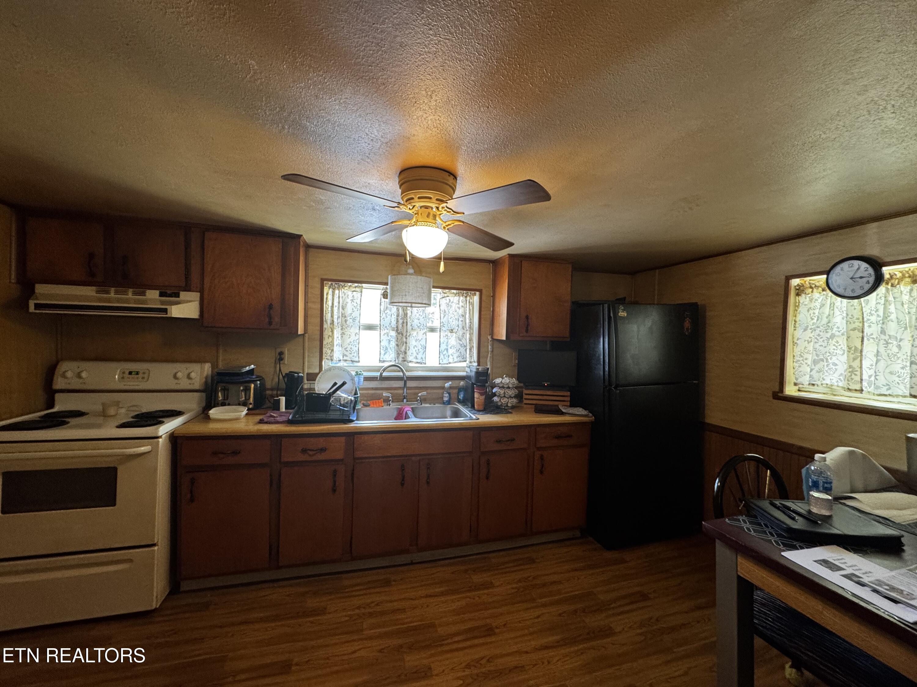 409 Jarnigan Street Clinton, TN 37716 - Photo 7 of 14 IMG_2991