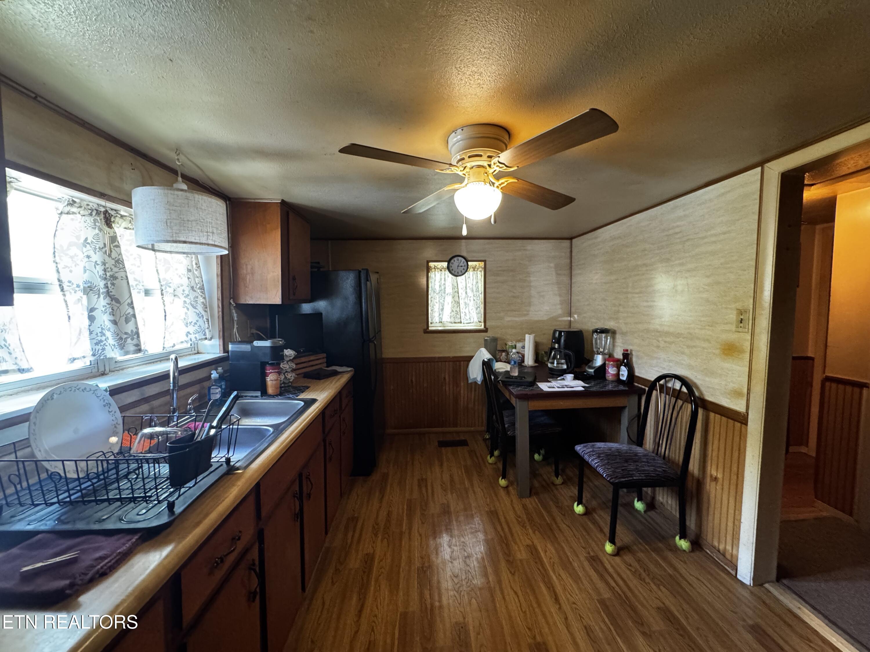 409 Jarnigan Street Clinton, TN 37716 - Photo 8 of 14 IMG_2992