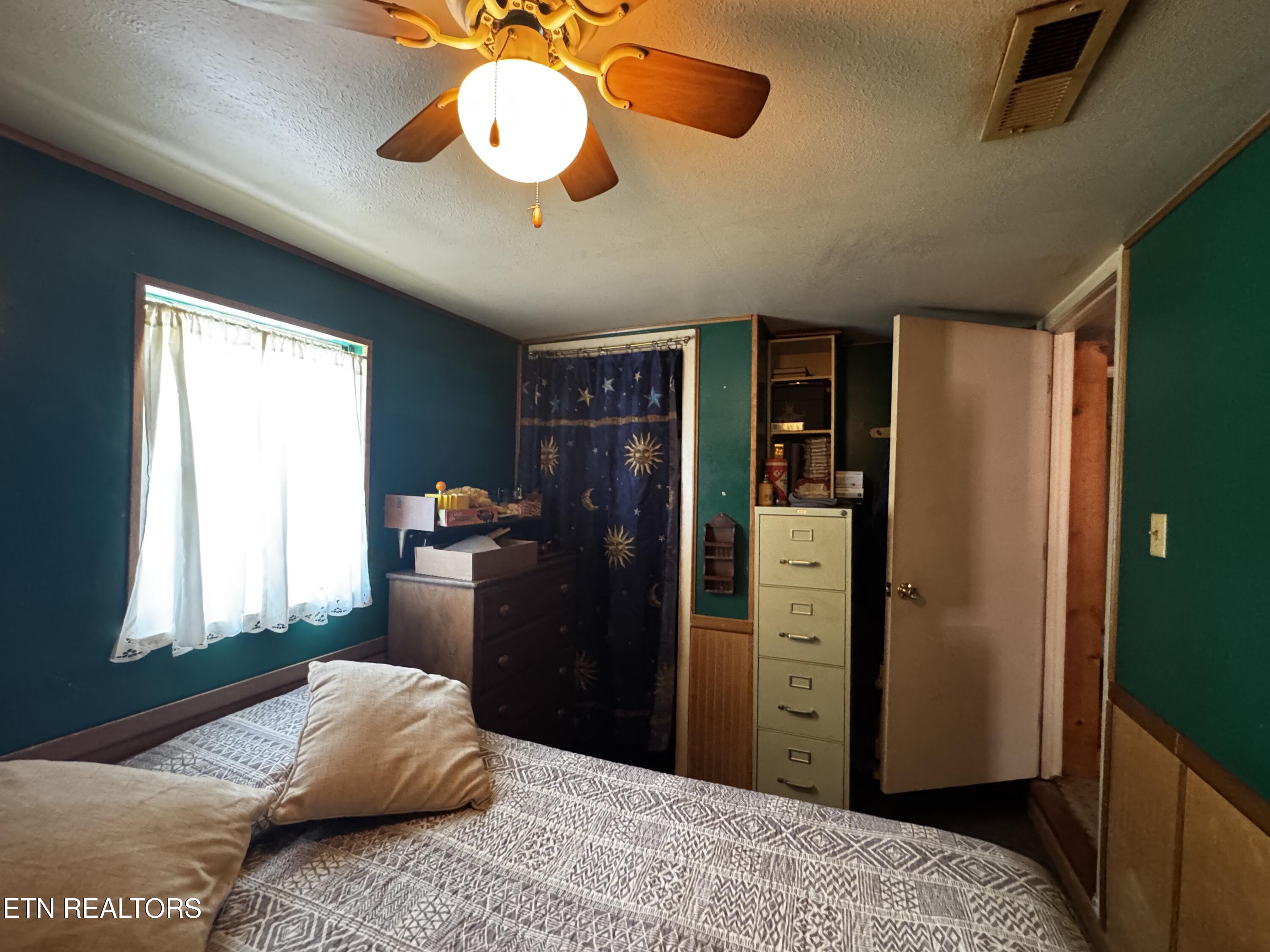 409 Jarnigan Street Clinton, TN 37716 - Photo 10 of 14 IMG_2998