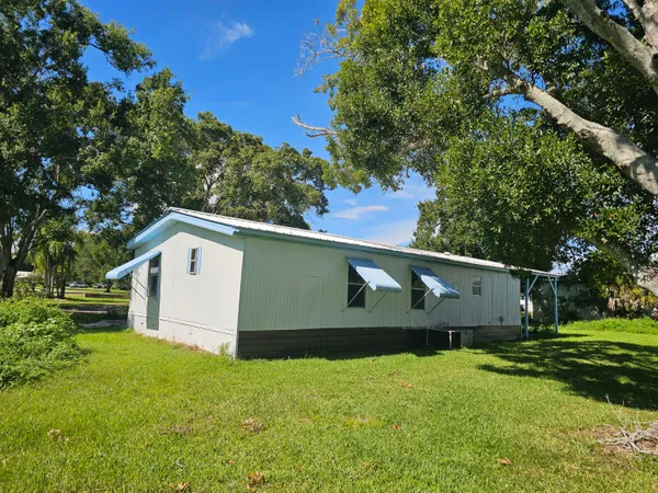 a view of a back yard