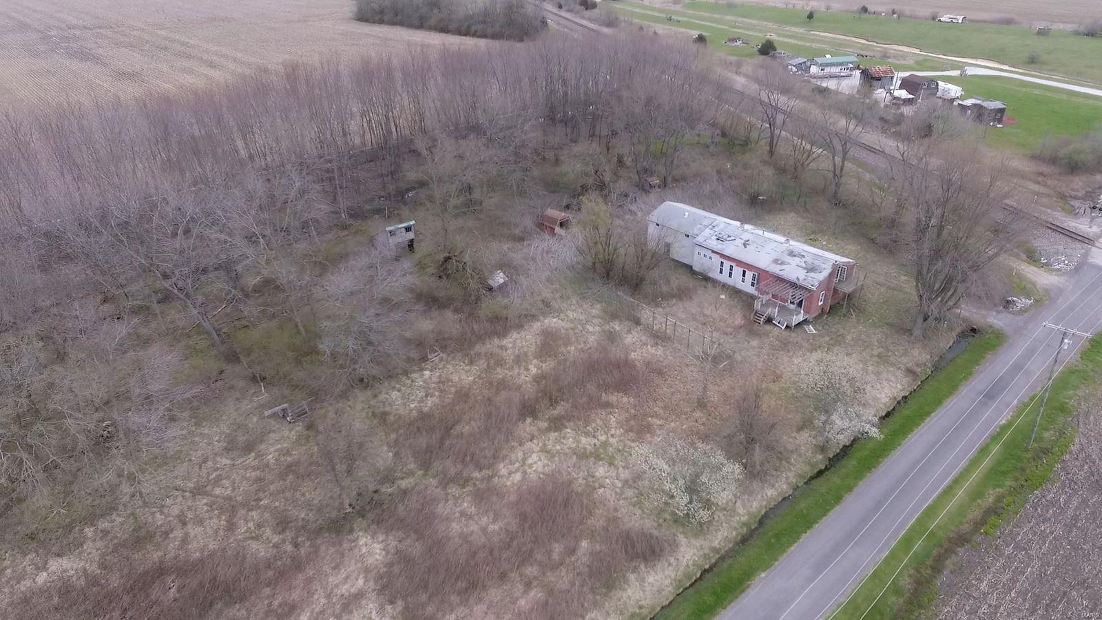 9621 Decamp Road Staunton, IL 62088 - Photo 3 of 8