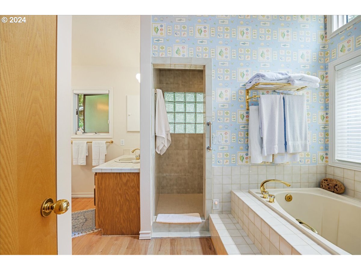 17288 Cedar Road Lake Oswego, OR 97034 - Photo 28 of 45 Owner's Suite Bathroom