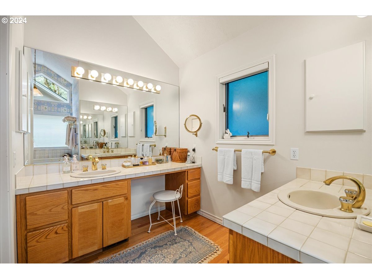 17288 Cedar Road Lake Oswego, OR 97034 - Photo 29 of 45 Owner's Suite Bathroom