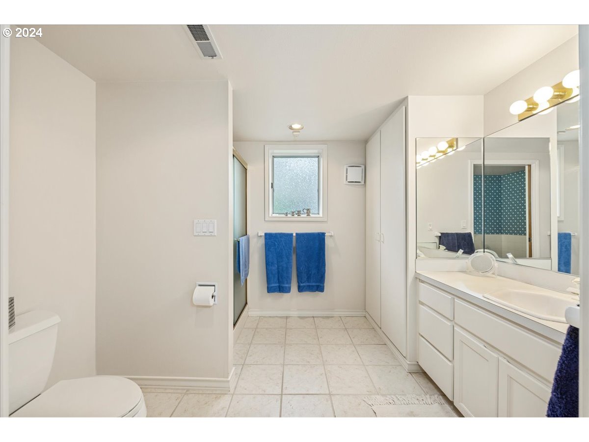 17288 Cedar Road Lake Oswego, OR 97034 - Photo 33 of 45 Bathroom