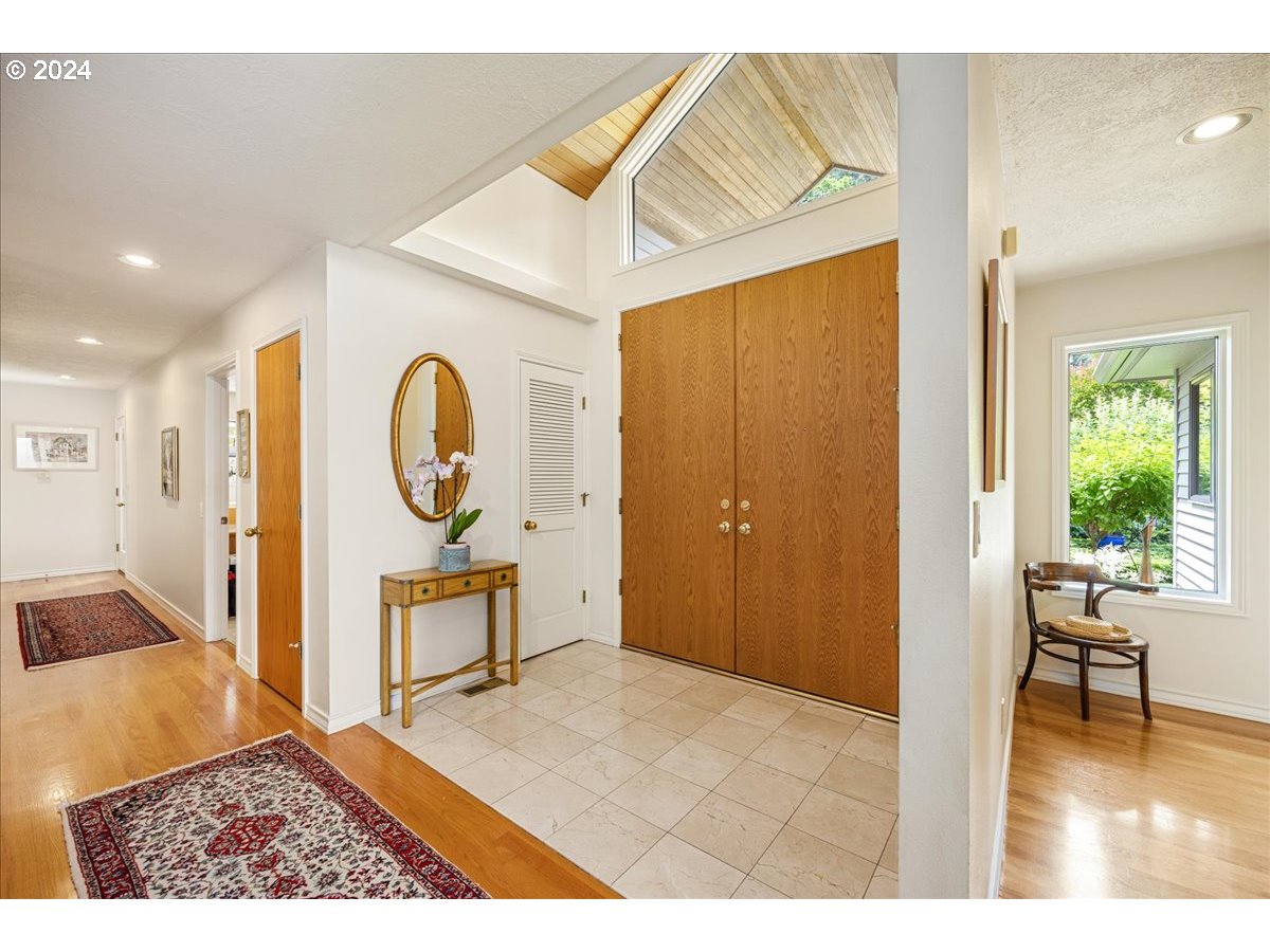 17288 Cedar Road Lake Oswego, OR 97034 - Photo 5 of 45 Entrance/Foyer