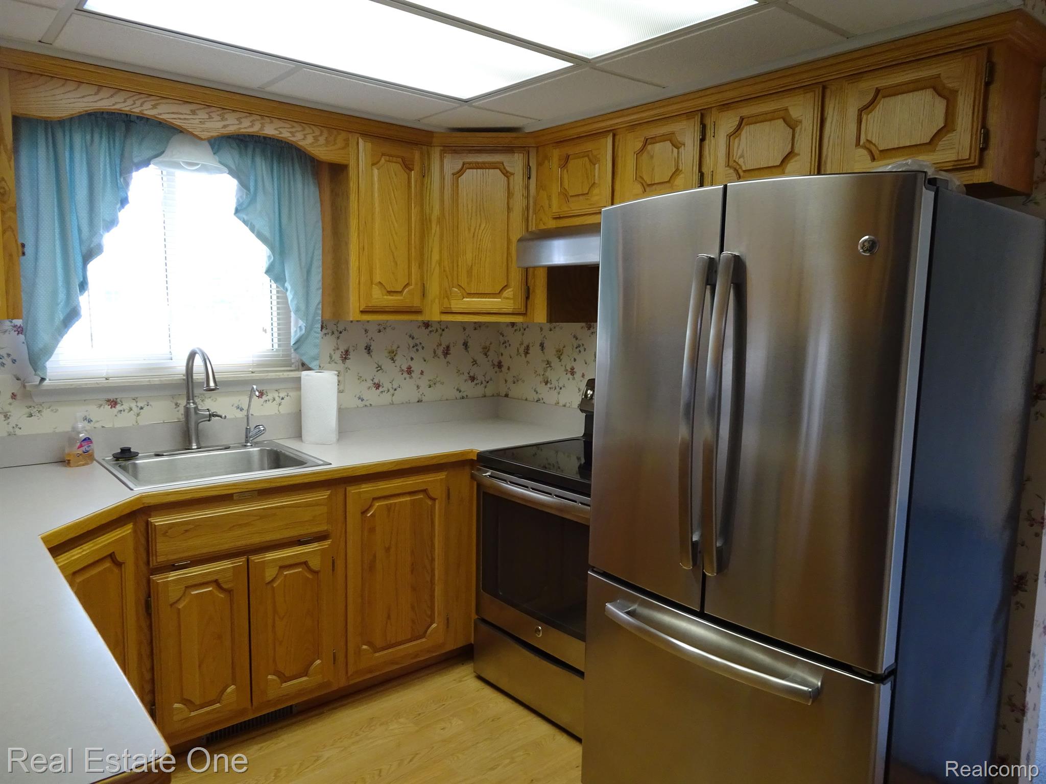 901 Downhill Lane Rochester, MI 48307 - Photo 5 of 23 Kitchen with stainless steel appliances