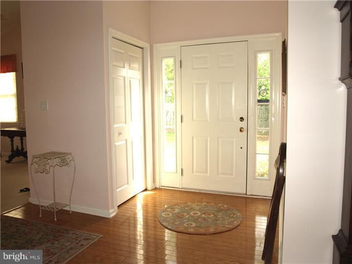 27 Fallview Court Hamilton, NJ 08690 - Photo 4 of 16 Foyer