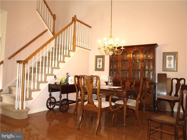 27 Fallview Court Hamilton, NJ 08690 - Photo 5 of 16 Dining Room