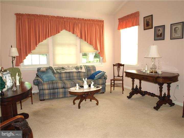 27 Fallview Court Hamilton, NJ 08690 - Photo 6 of 16 Living Room