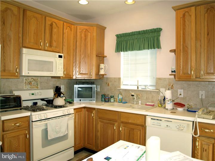 27 Fallview Court Hamilton, NJ 08690 - Photo 7 of 16 Kitchen