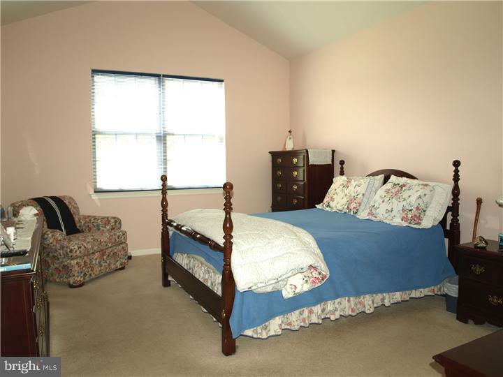 27 Fallview Court Hamilton, NJ 08690 - Photo 9 of 16 Master Bedroom