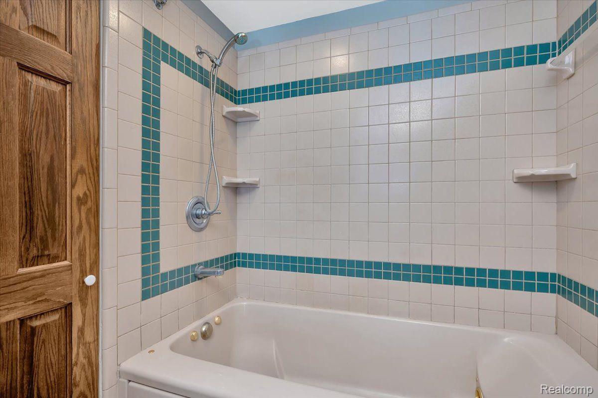 10352 Hegel Road Goodrich, MI 48438 - Photo 23 of 27 Primary Bathroom