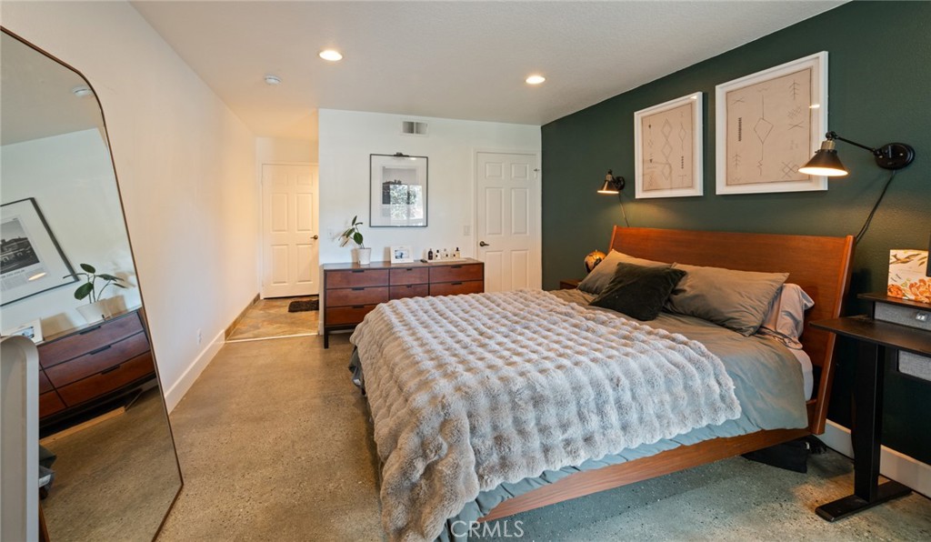 8512 Tuscany Avenue, Unit 222 Playa del Rey, CA 90293 - Photo 13 of 24 a bedroom with a bed and a mirror