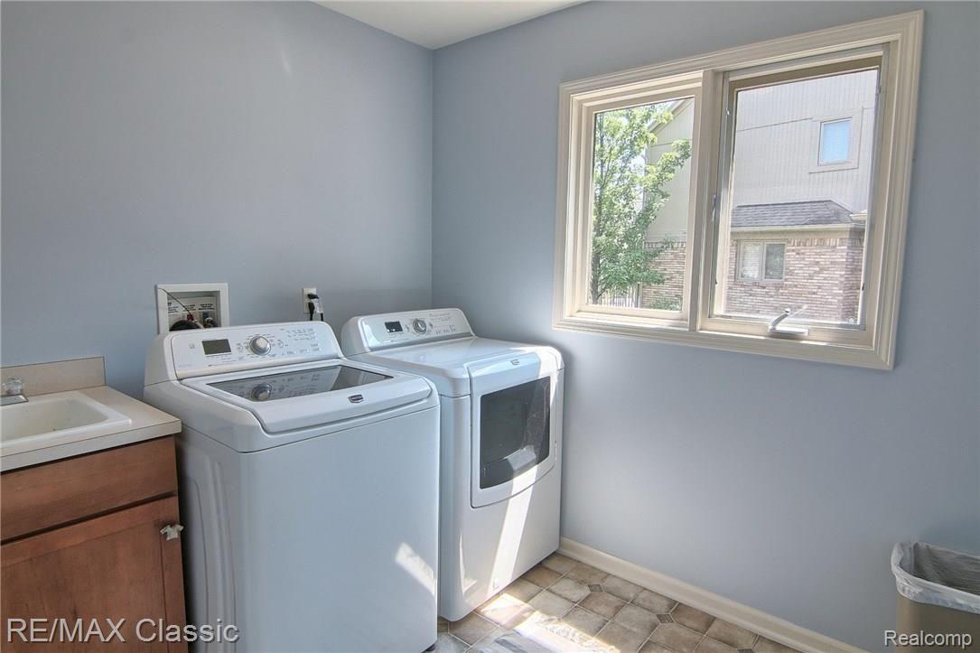 2029 Roundtree Rochester, MI 48307 - Photo 12 of 30 Laundry_Room.jpg