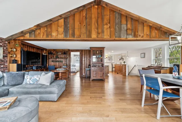 $2,100,000 | 1081 Kings Highway, Kennebunkport, ME 04046