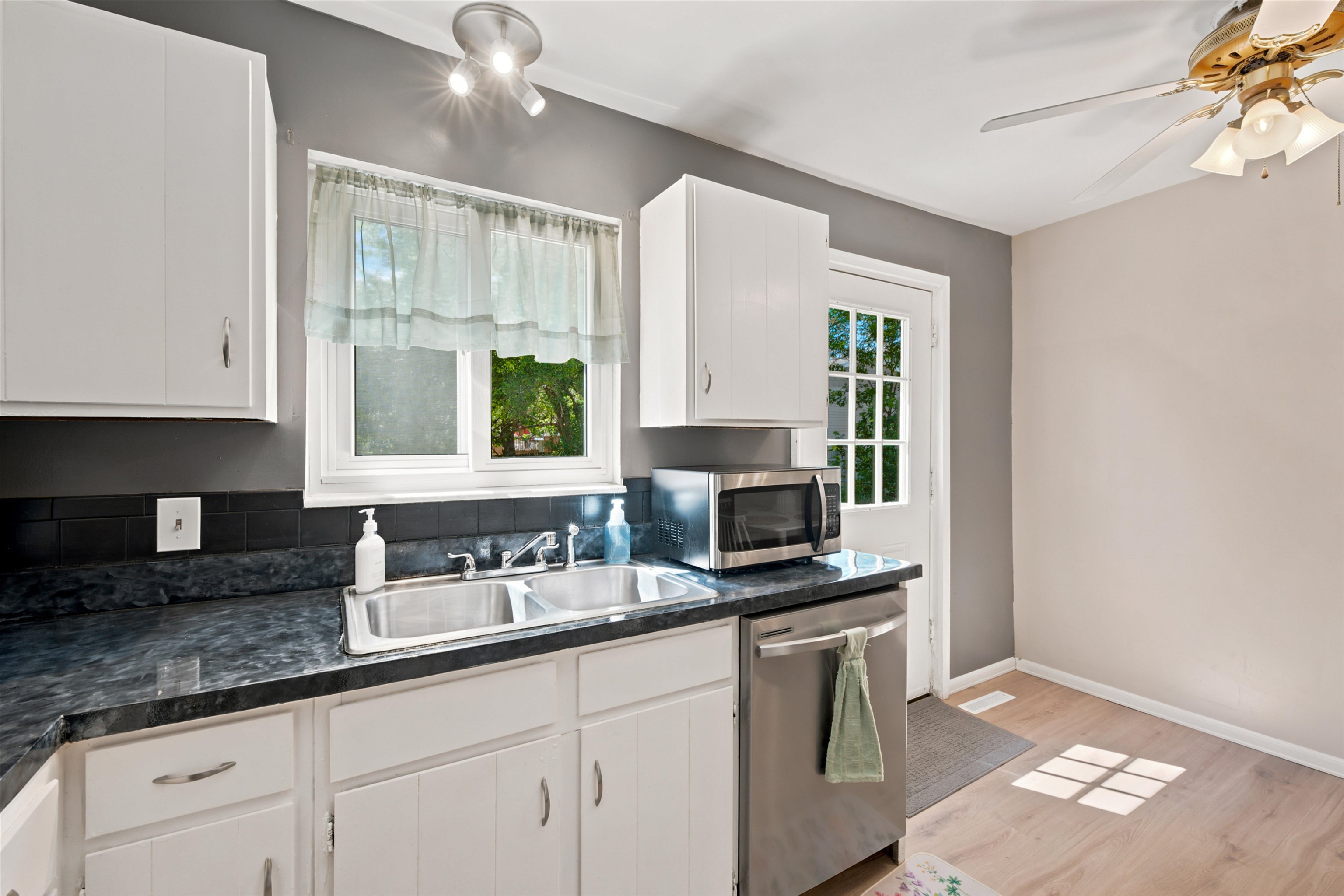 3313 Maple Street Traverse City, MI 49684 - Photo 14 of 47 1947154-9ff822d6-726b-4eb6-9014-d1ff659a23de.JPG