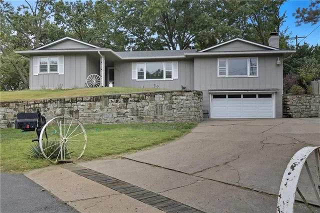 $378,000 | 610 North Shore Drive, Lake Waukomis, MO 64151