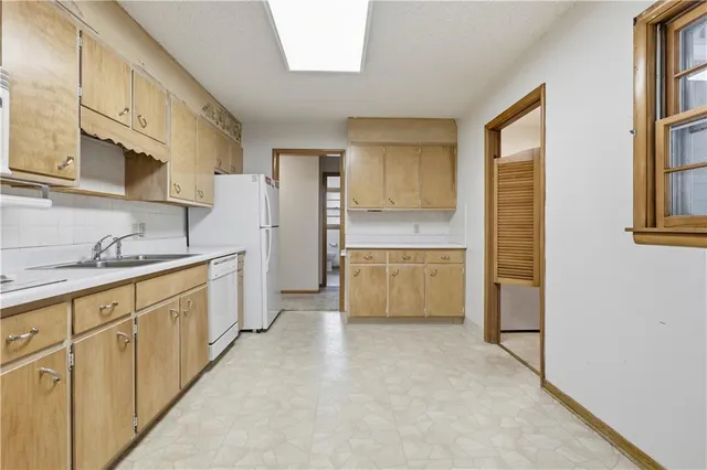 $378,000 | 610 North Shore Drive, Lake Waukomis, MO 64151