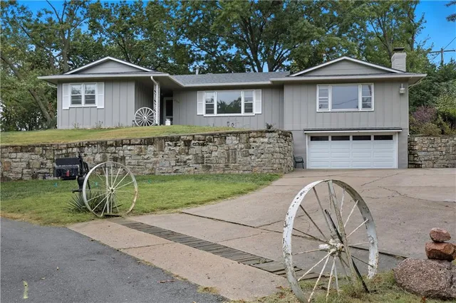 $378,000 | 610 North Shore Drive, Lake Waukomis, MO 64151