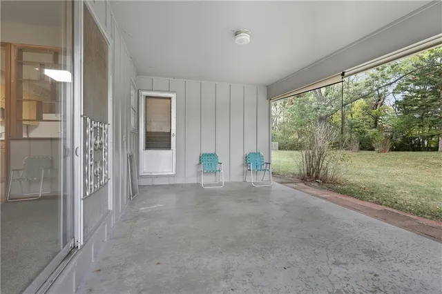 $378,000 | 610 North Shore Drive, Lake Waukomis, MO 64151