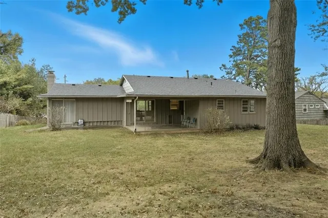 $378,000 | 610 North Shore Drive, Lake Waukomis, MO 64151