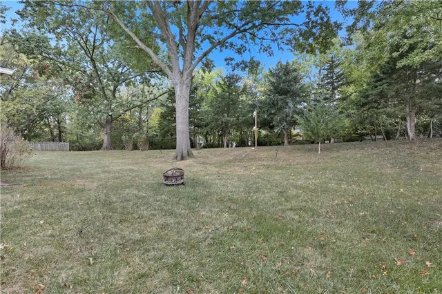 $378,000 | 610 North Shore Drive, Lake Waukomis, MO 64151