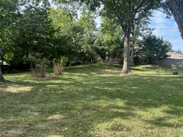 $378,000 | 610 North Shore Drive, Lake Waukomis, MO 64151