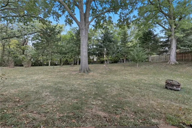 $378,000 | 610 North Shore Drive, Lake Waukomis, MO 64151