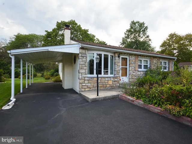 a view of a house with porch and garden