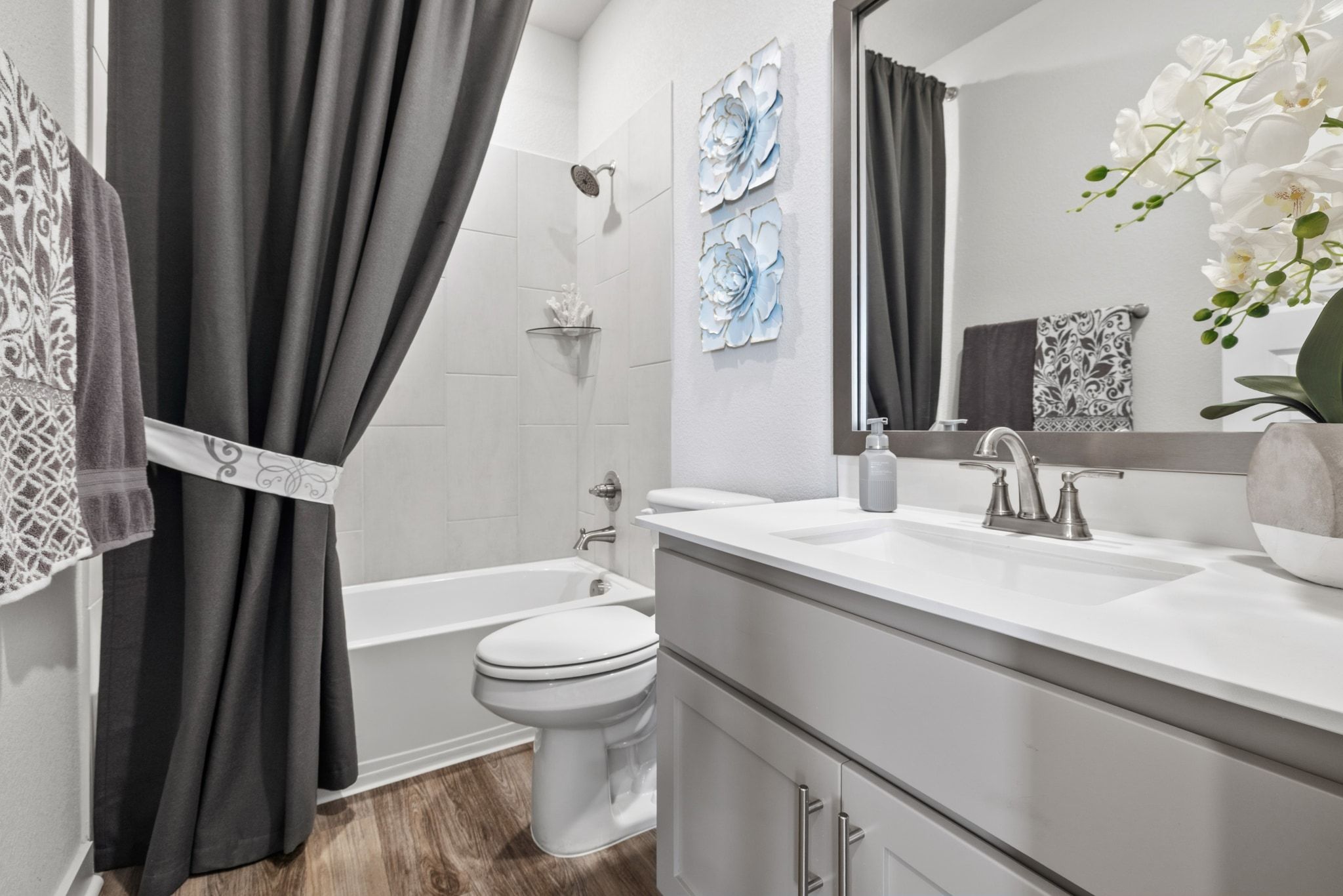 1006 Summer Glen Georgetown, TX 78628 - Photo 26 of 40 Full guest bathroom