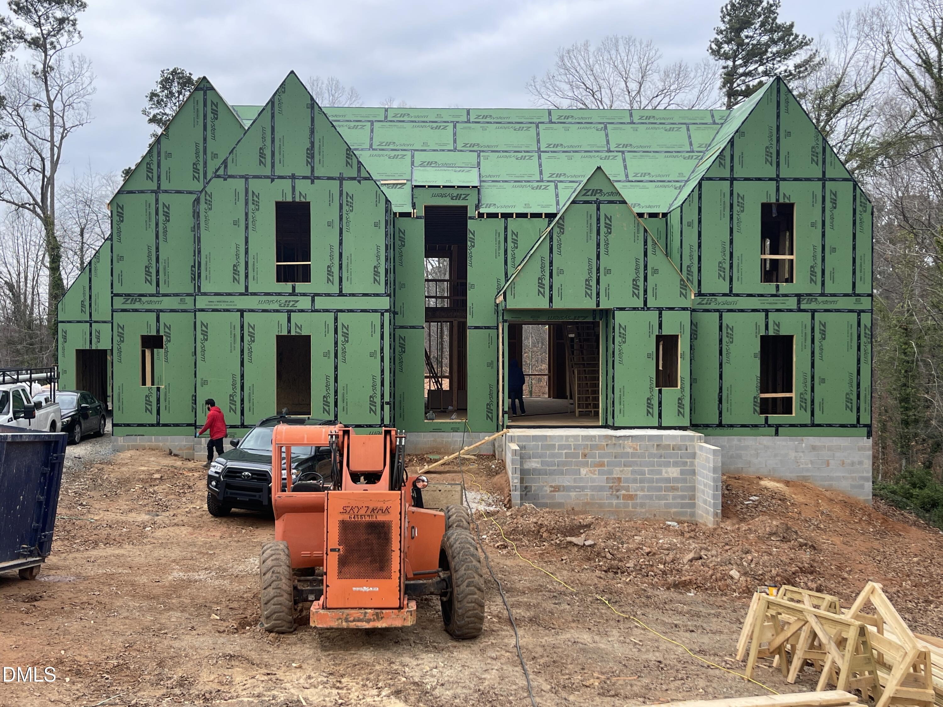 a view of a back yard of the house