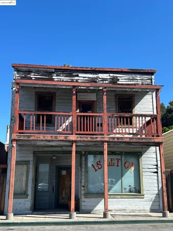 a view of house with entryway