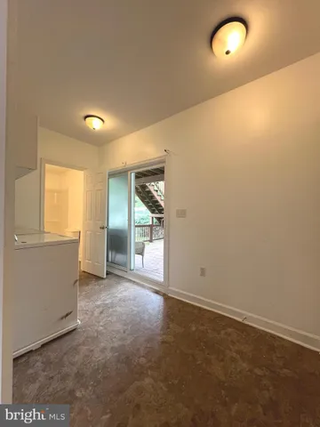 an empty room with windows and pillars in it