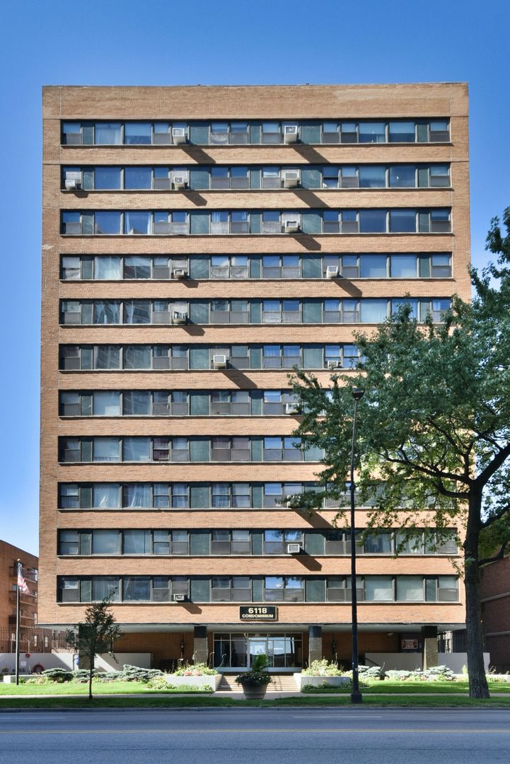 6118 North Sheridan Road, Unit 406 Chicago, IL 60660 - Photo 1 of 26 a front view of a building