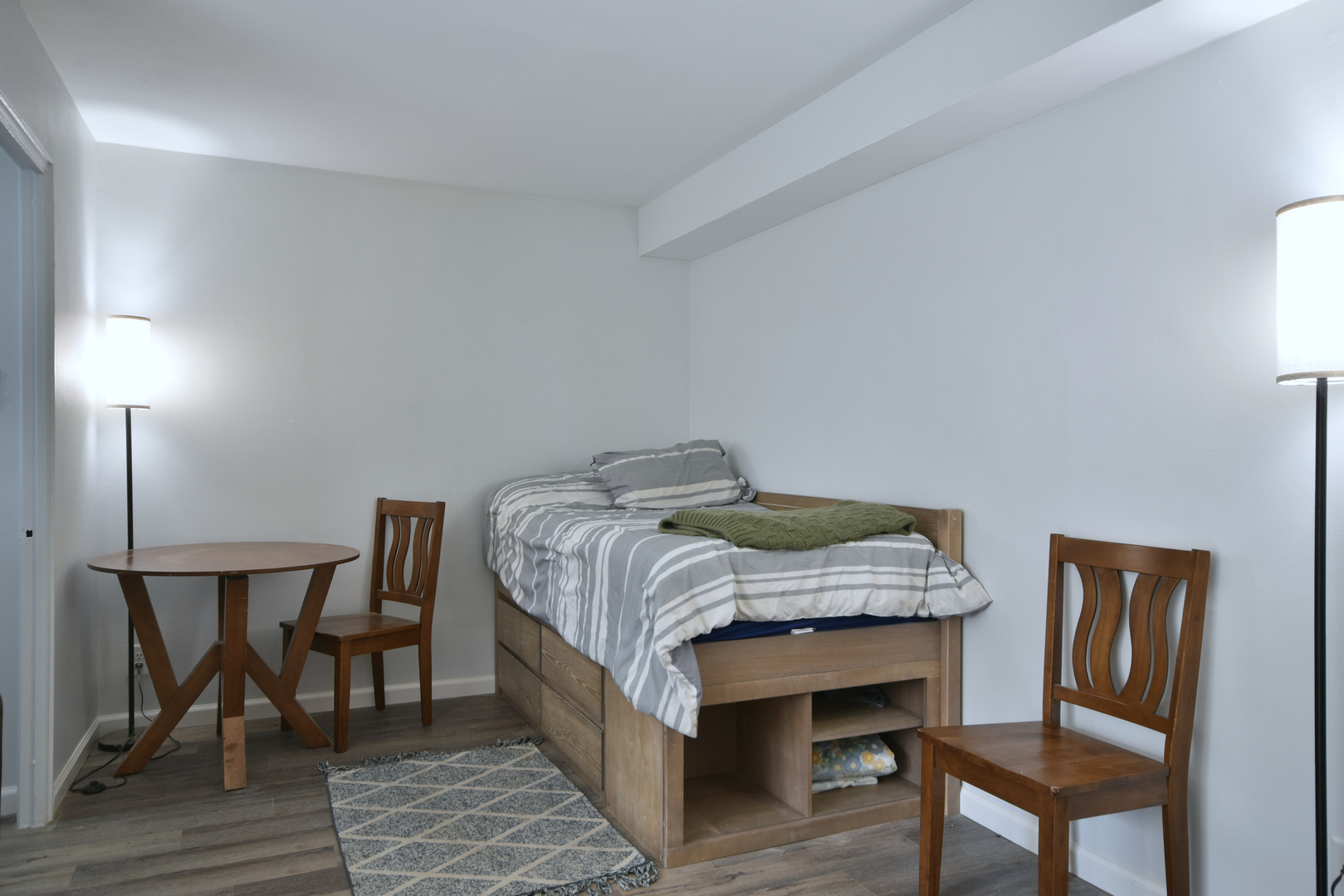 6118 North Sheridan Road, Unit 406 Chicago, IL 60660 - Photo 11 of 26 a bedroom with a bed a chair and potted plant on the table