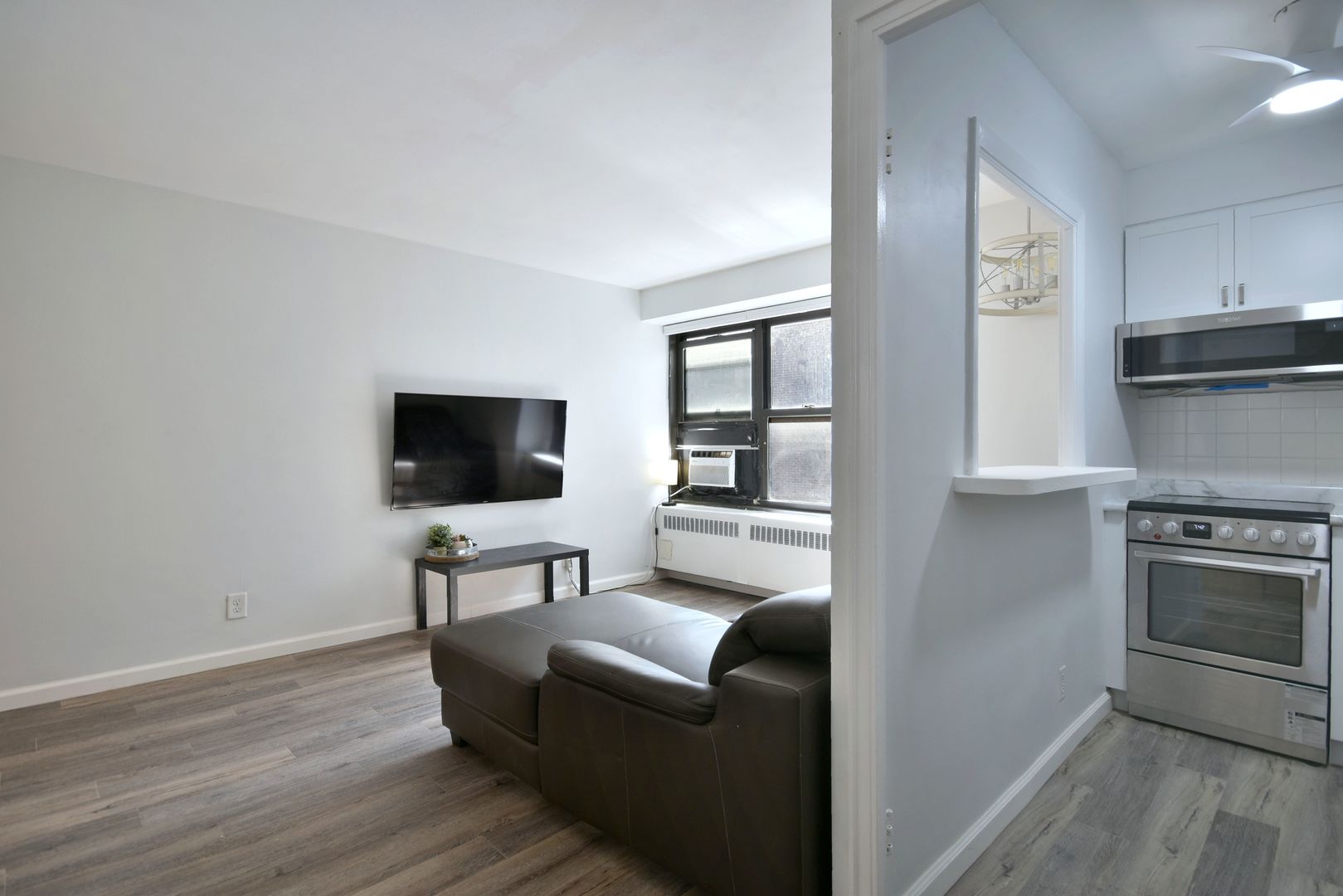 6118 North Sheridan Road, Unit 406 Chicago, IL 60660 - Photo 12 of 26 a living room with furniture and a flat screen tv