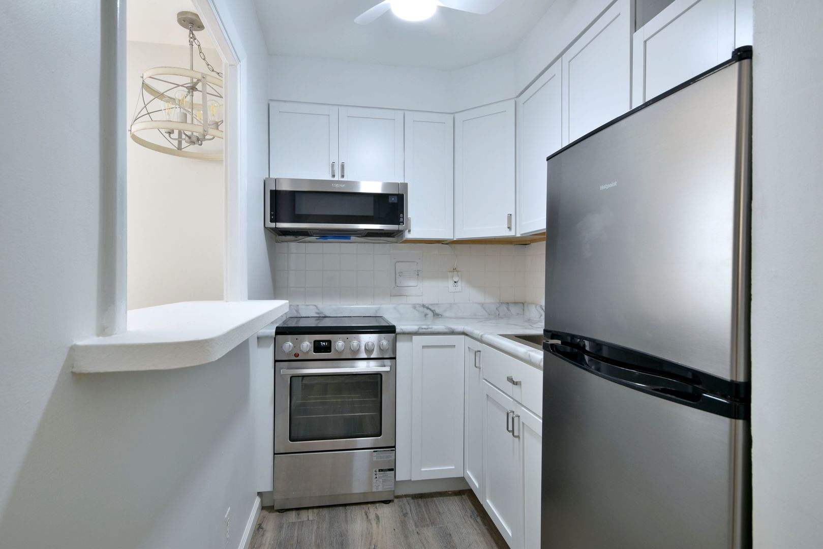 6118 North Sheridan Road, Unit 406 Chicago, IL 60660 - Photo 14 of 26 a kitchen with stainless steel appliances a stove a microwave and a refrigerator