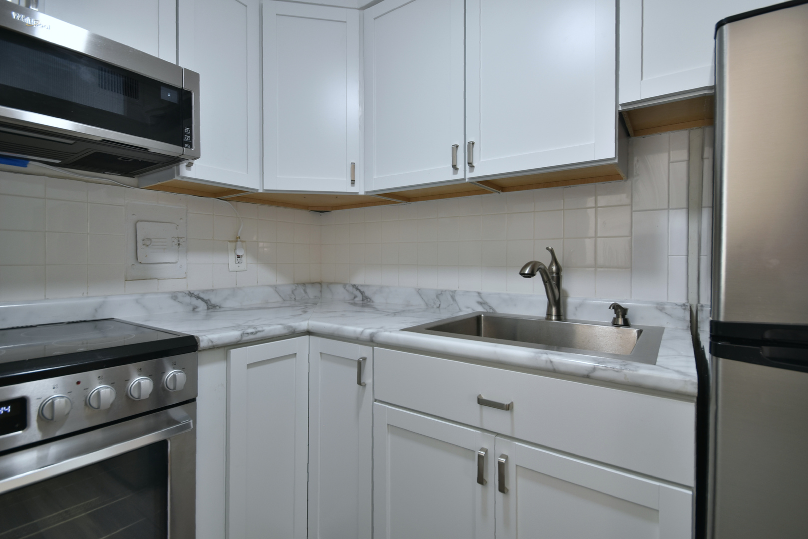 6118 North Sheridan Road, Unit 406 Chicago, IL 60660 - Photo 17 of 26 a kitchen with appliances a sink and cabinets