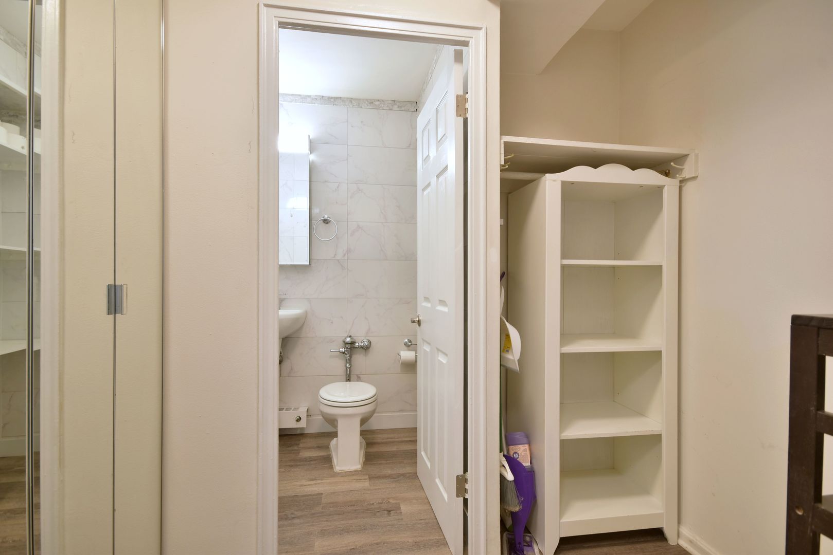 6118 North Sheridan Road, Unit 406 Chicago, IL 60660 - Photo 20 of 26 a bathroom with a toilet and a sink