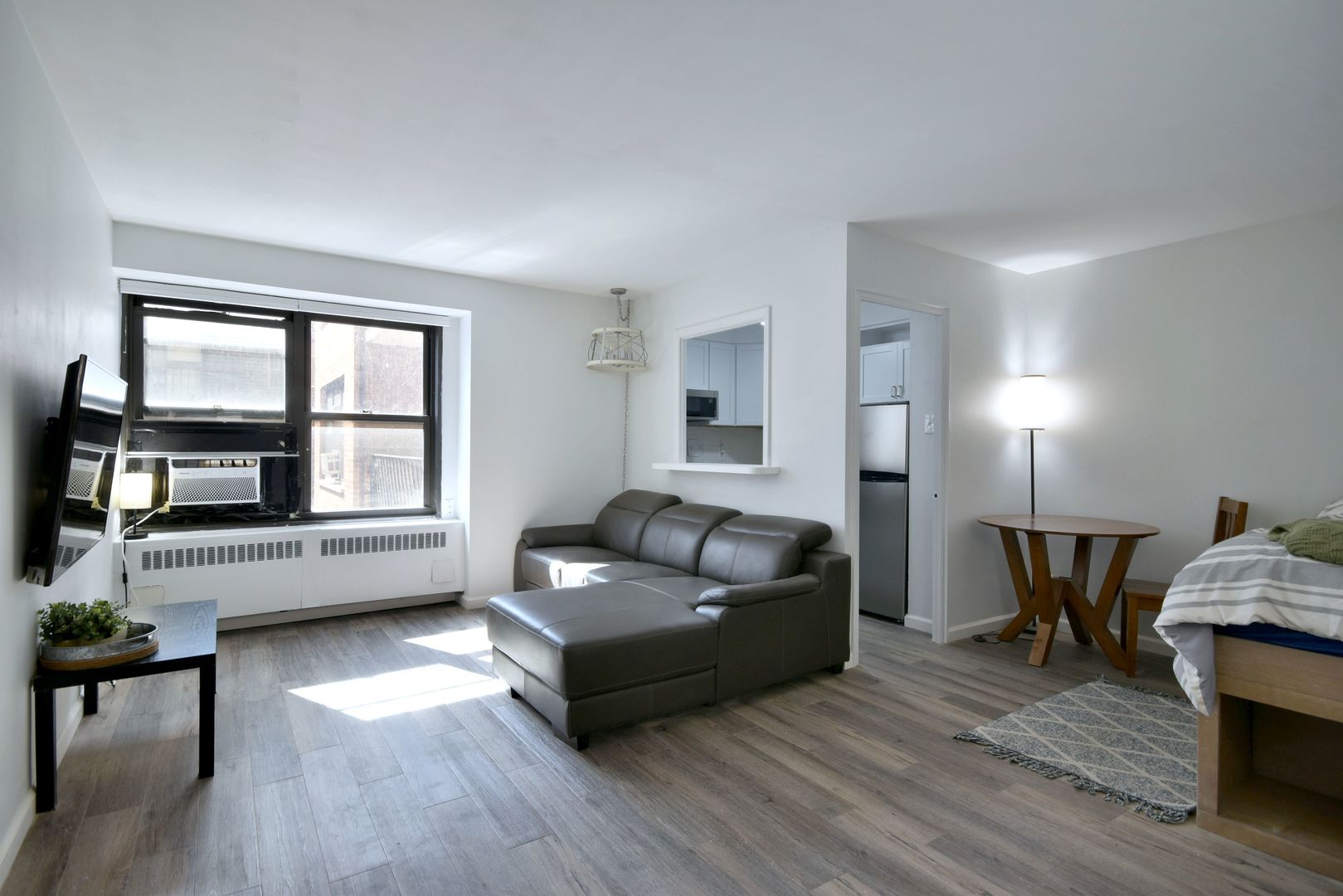 6118 North Sheridan Road, Unit 406 Chicago, IL 60660 - Photo 6 of 26 a living room with furniture and a wooden floor