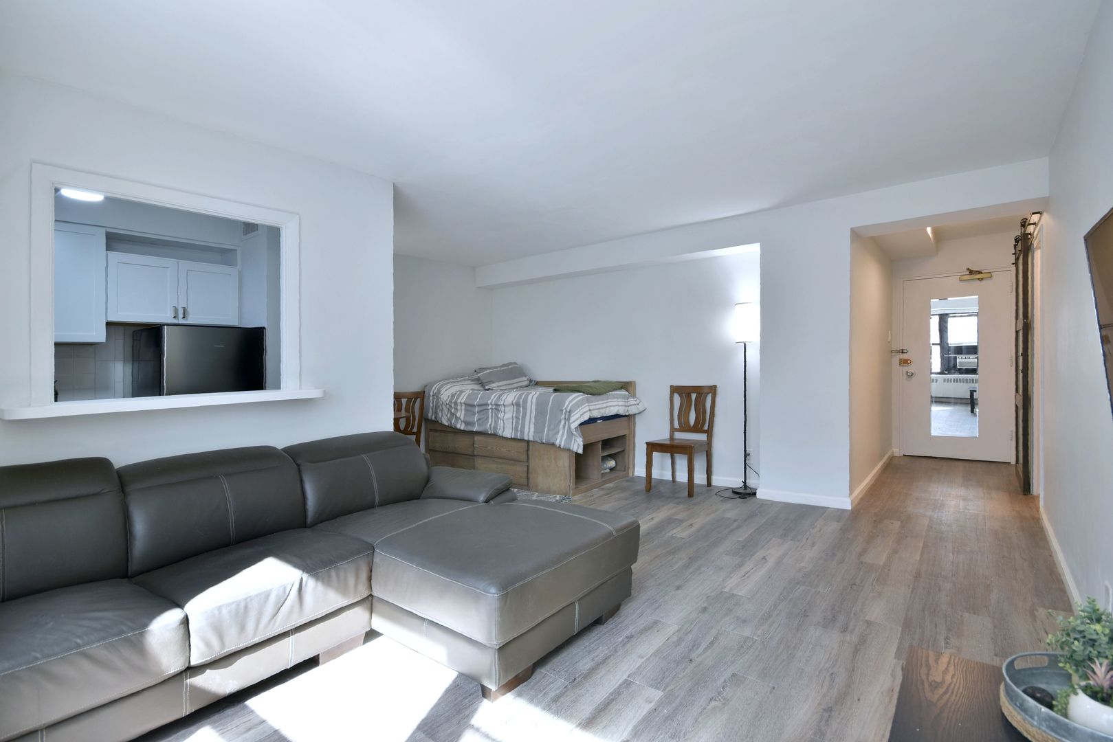 6118 North Sheridan Road, Unit 406 Chicago, IL 60660 - Photo 8 of 26 a living room with furniture and wooden floor