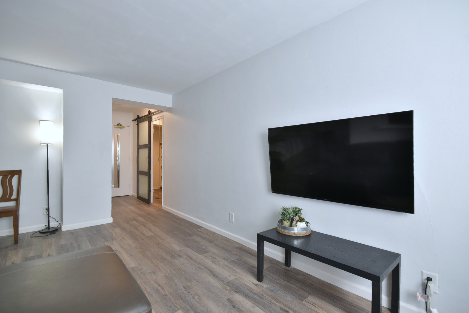 6118 North Sheridan Road, Unit 406 Chicago, IL 60660 - Photo 9 of 26 a living room with furniture and a flat screen tv