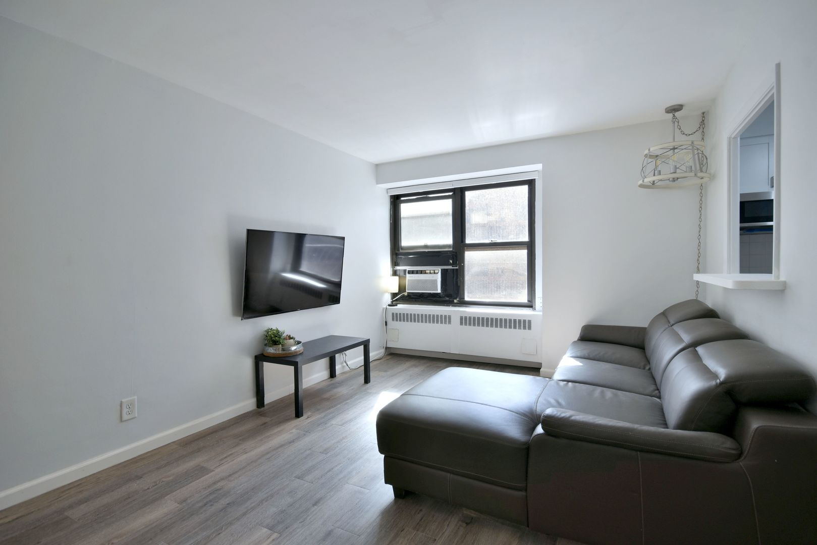 6118 North Sheridan Road, Unit 406 Chicago, IL 60660 - Photo 10 of 26 a living room with furniture and a flat screen tv
